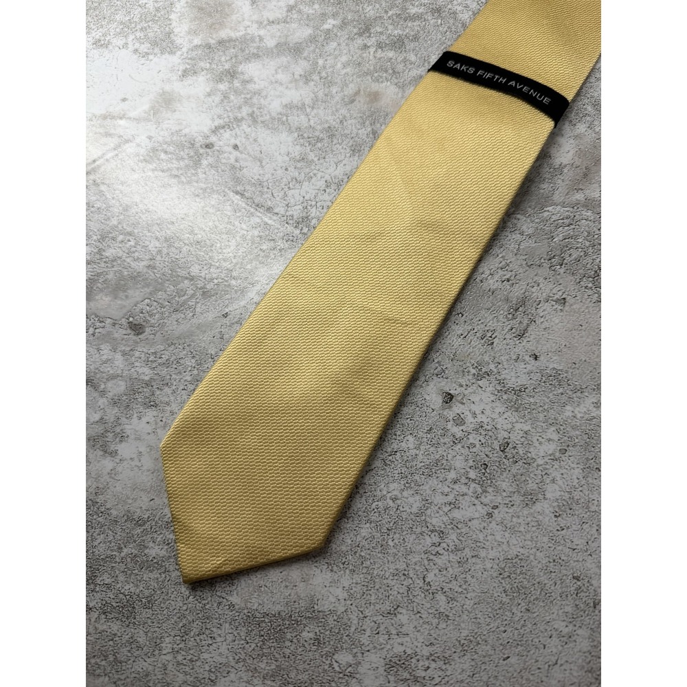 Saks Fifth Avenue Tie Mens One Size Yellow 100% Silk Pointed Textured Logo
